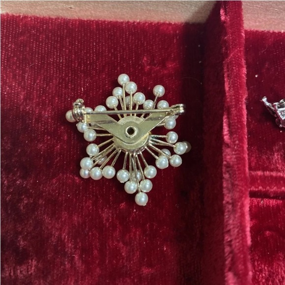 Vintage Pearl Brooch Snowflake - Picture 3 of 6